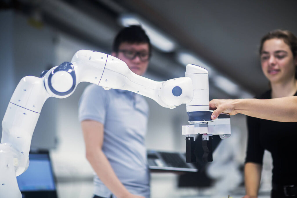 stockfoto, lizenzfrei, Studenten, die Robotik an einem Universitätsinstitut studieren