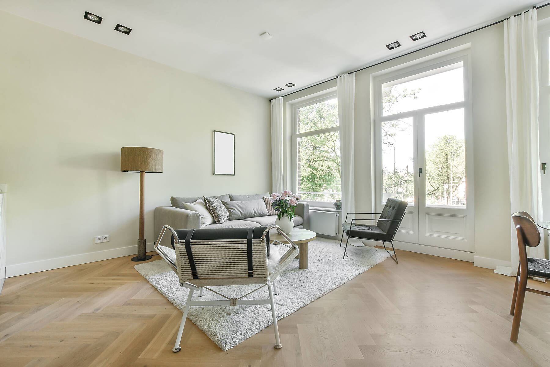 Stockfoto, lizenzfrei, Helles Wohnzimmer in einem modernen Luxushaus