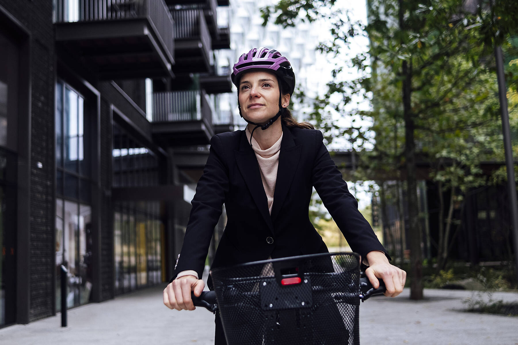 Stockfoto, lizenzfrei, Geschäftsfrau mit Elektrofahrrad in der Stadt
