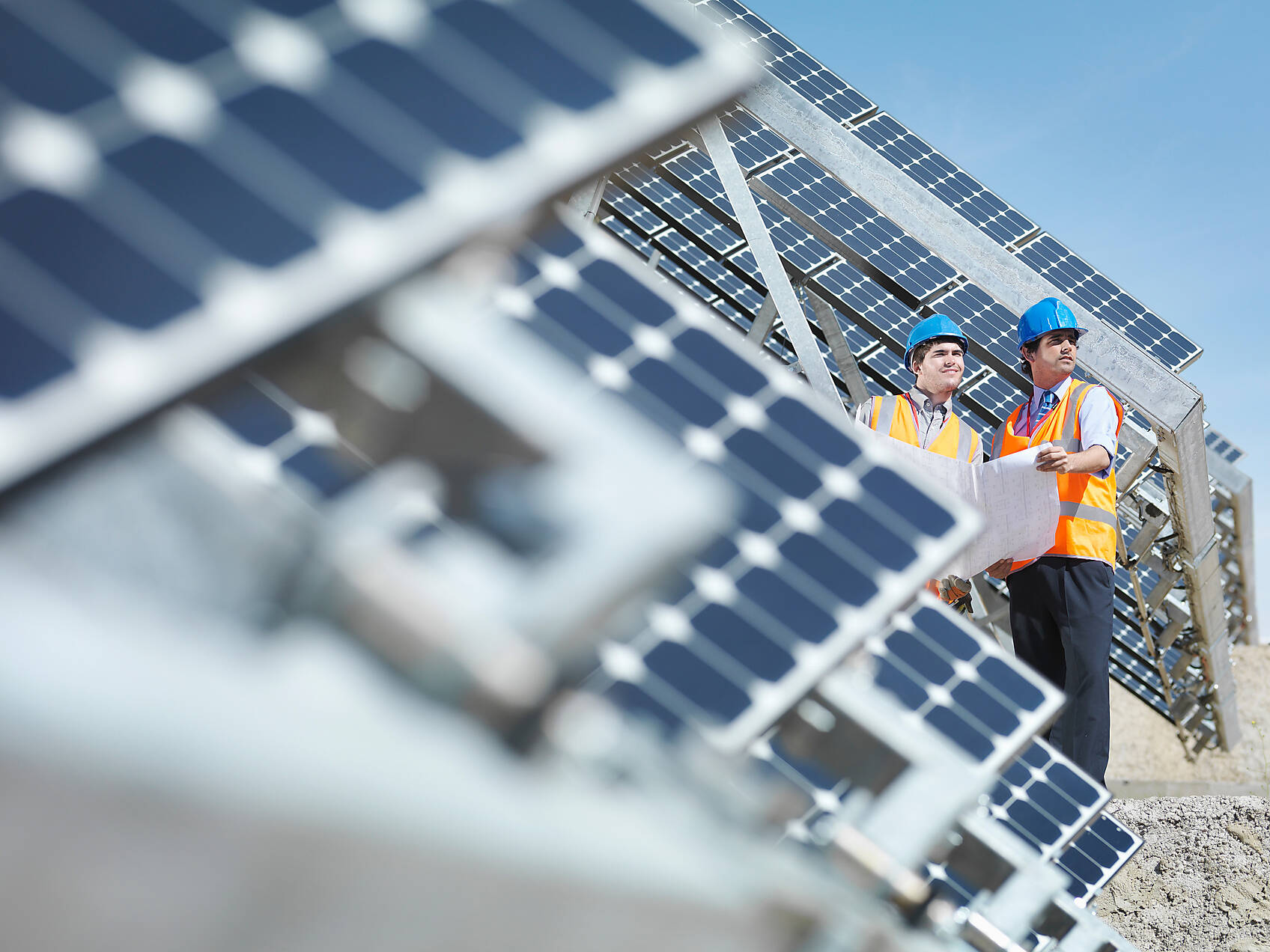 Stockfoto, lizenzfrei, Spanisches Solarkraftwerk mit Arbeitern