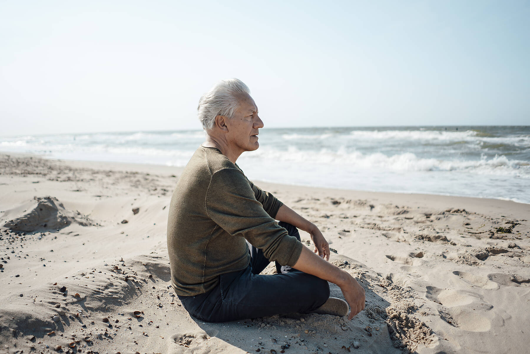 Stockfoto, lizenzfrei, Älterer Mann schaut aufs Meer
