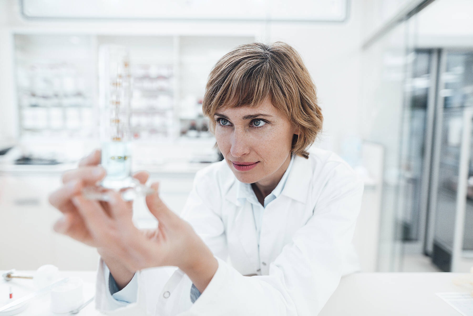 Stockfoto, lizenzfrei, Schöne Apothekerin beim Analysieren im Labor