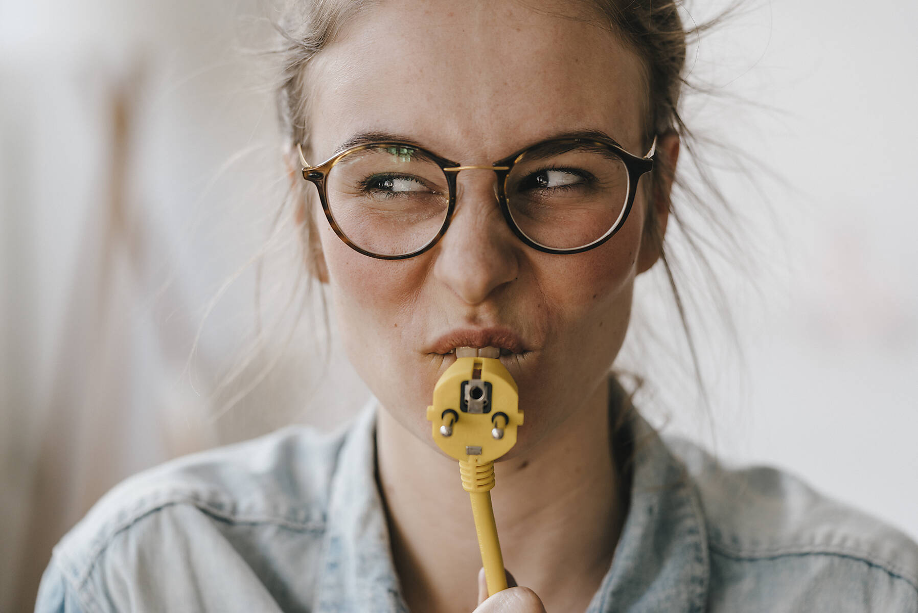 Stockfoto, lizenzfrei, junge Frau mit Stromkabel, Stromfresser