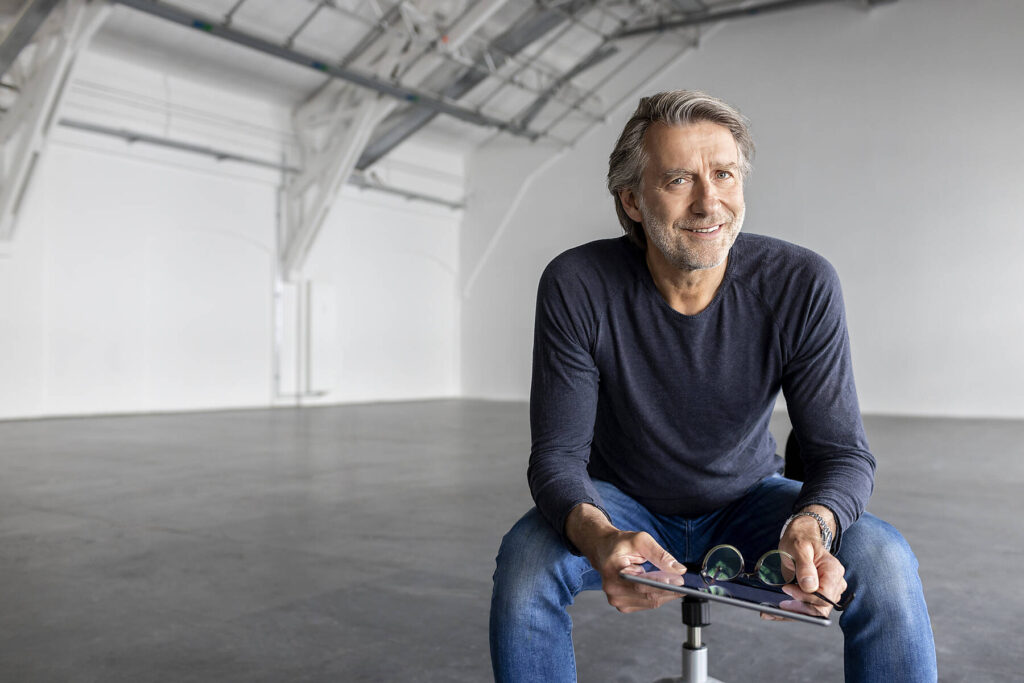 Stockfoto, lizenzfrei, Lächelnder Geschäftsmann mit Tablet-PC in der Industrie
