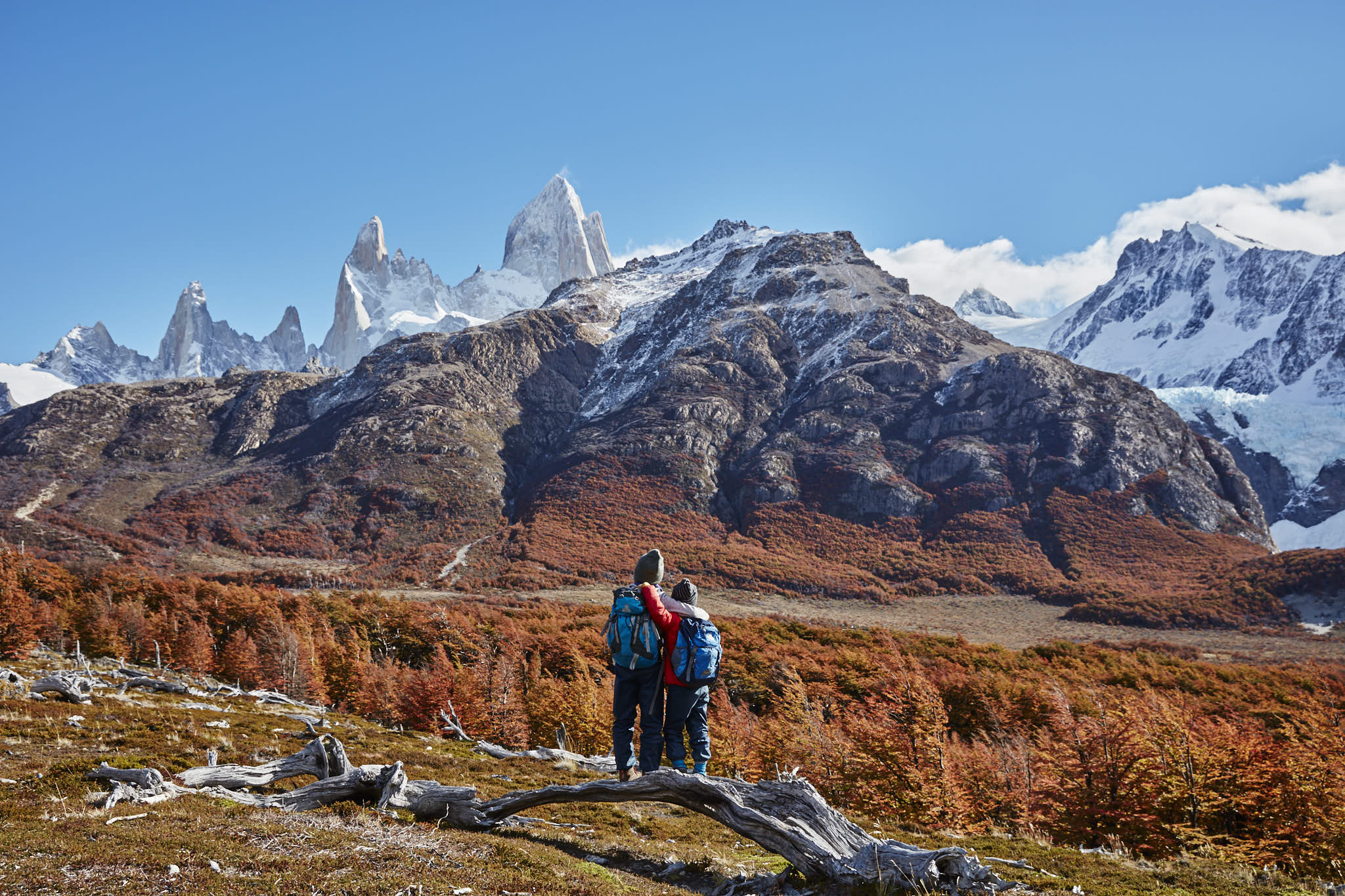 Stockfoto, lizenzfrei, Argentinien, Patagonien, El Chalten, zwei Jungen auf einem Wanderausflug, die sich am Fitz Roy Massiv umarmen