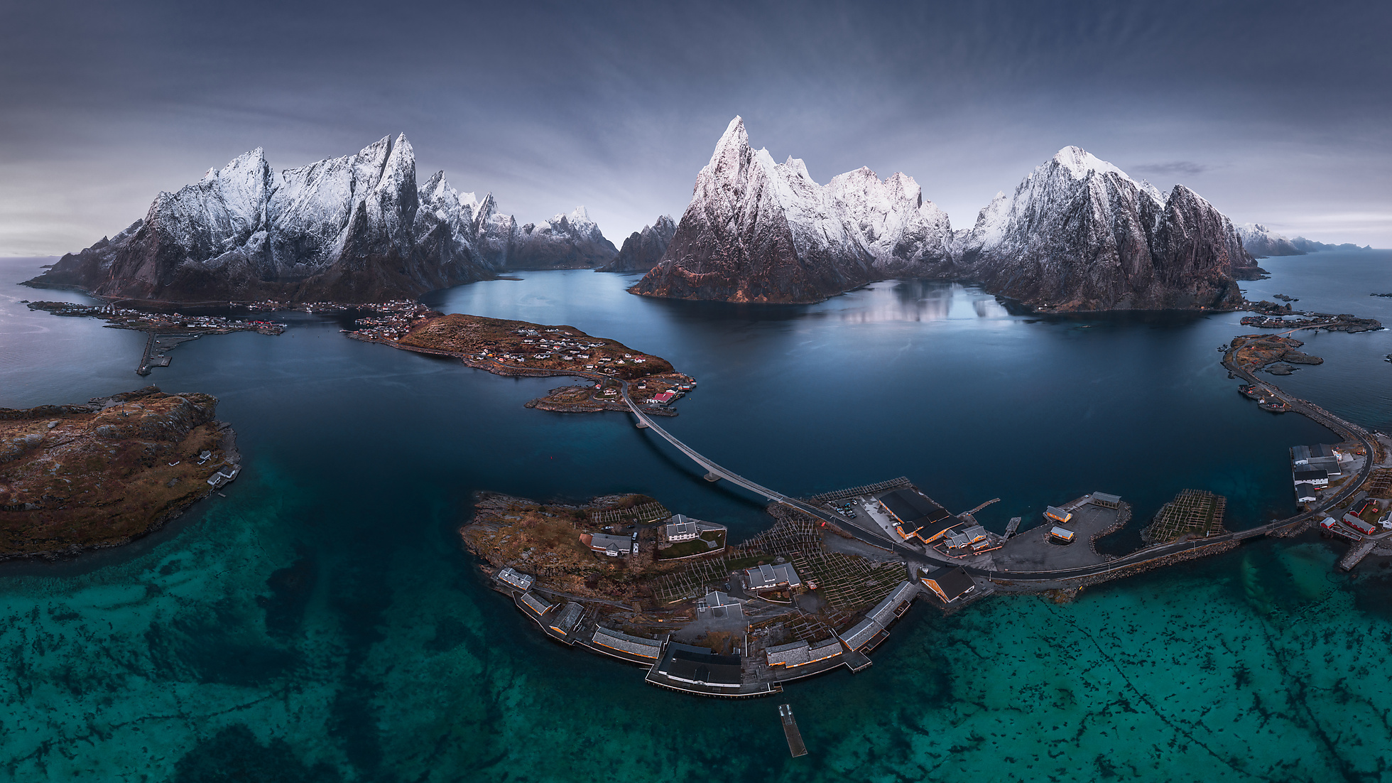 Stockfoto, lizenzfrei, Luftaufnahme von ruhigen Wasser des Meeres waschen Insel mit einem Dorf und felsigen Formationen unter bewölktem Himmel