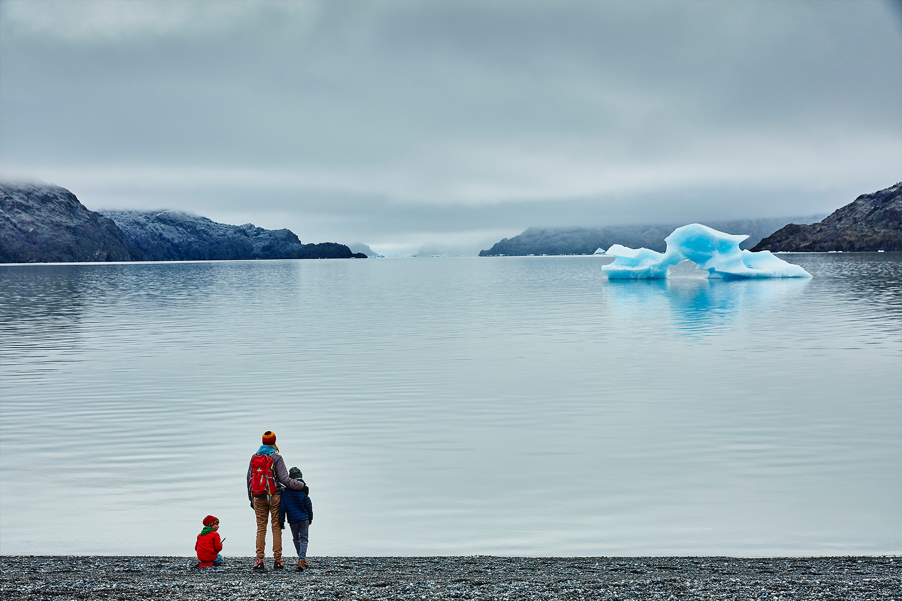 Stockfoto, lizenzfrei, Chile, Torres del Paine Nationalpark, Lago Grey, Frau mit zwei Söhnen steht am Ufer und schaut auf Eisberg