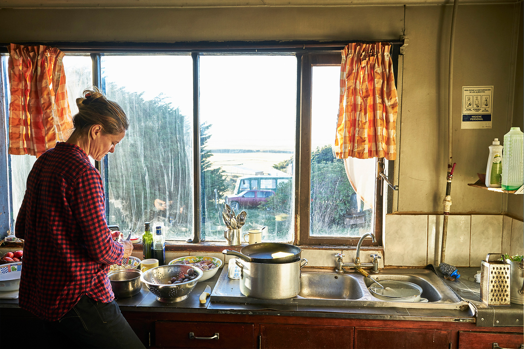 Stockfoto, lizenzfrei, Frau steht in der Kueche und bereitet Essen vor