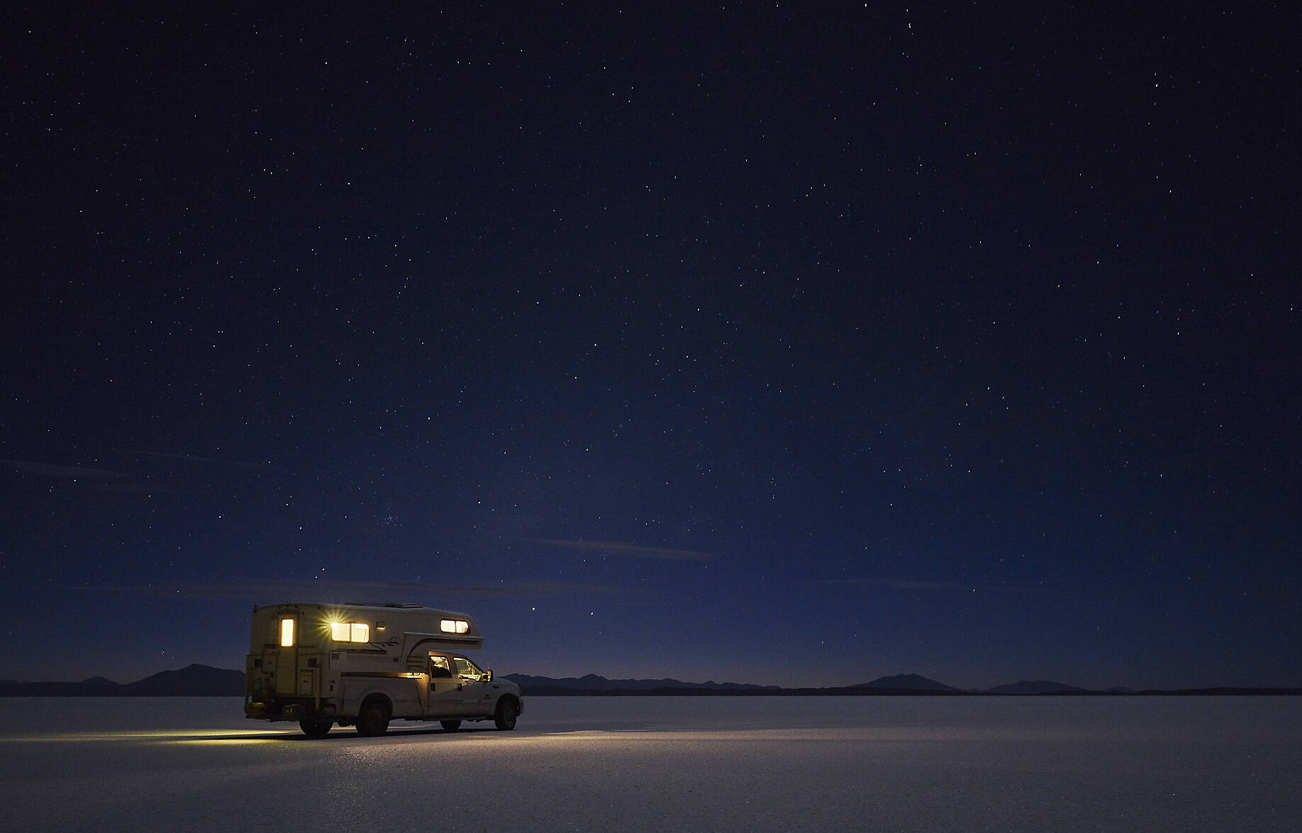 Stockfoto, lizenzfrei, Bolivien, Salar de Uyuni, Camper auf Salzsee unter Sternenhimmel