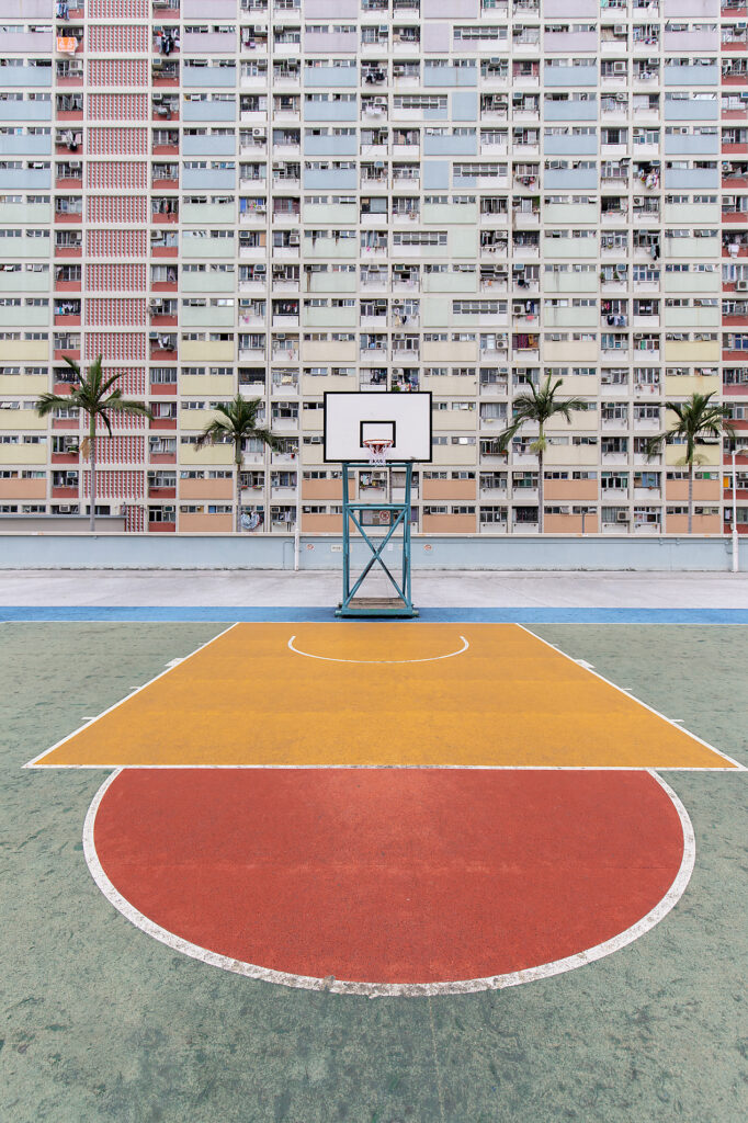 Stockfoto, lizenzfrei,vertikale Bilder, Stories, Storytelling, mobile-first, Sportplatz mit Basketballkorb in der Nähe eines modernen mehrstöckigen Wohnhauses mit symmetrischen Fenstern in China