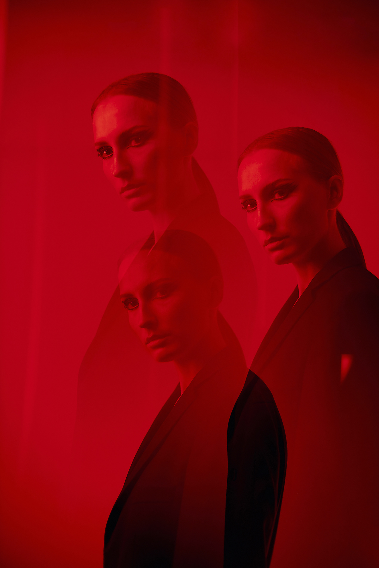 Stockfoto, lizenzfrei, Mehrfachbelichtung Mode Modell stehend rotes Licht
