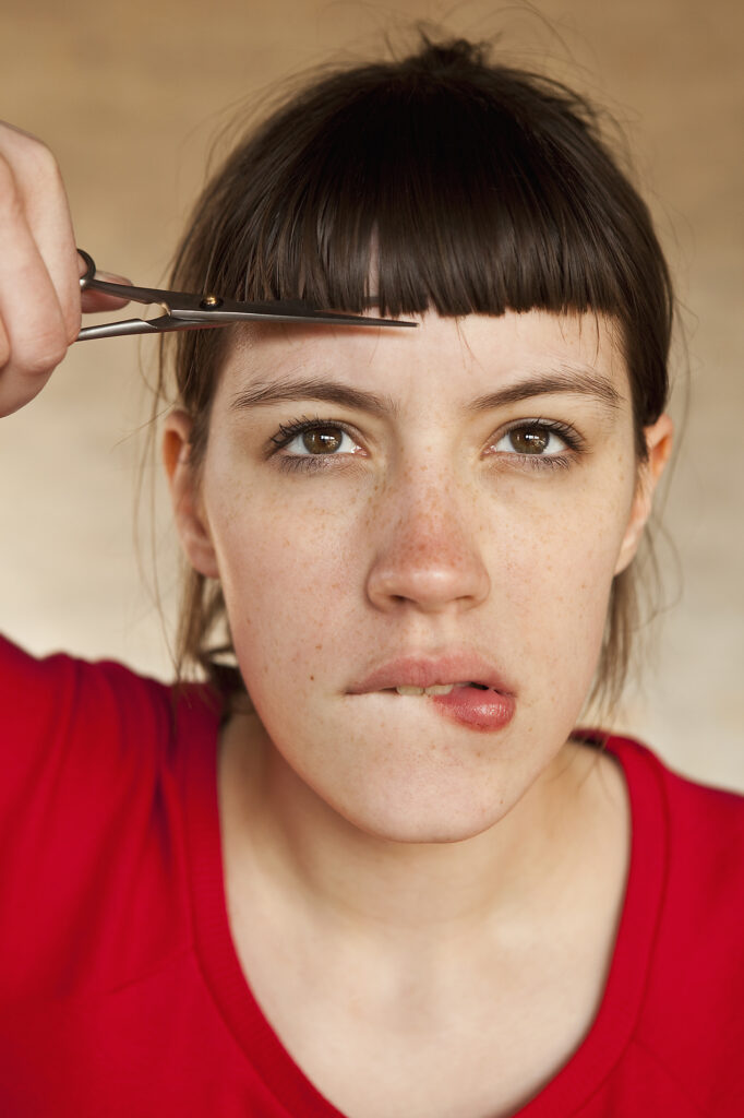 Stockfoto, lizenzfrei,vertikale Bilder, Stories, Storytelling, mobile-first, Frau schneidet sich selbst die Haare