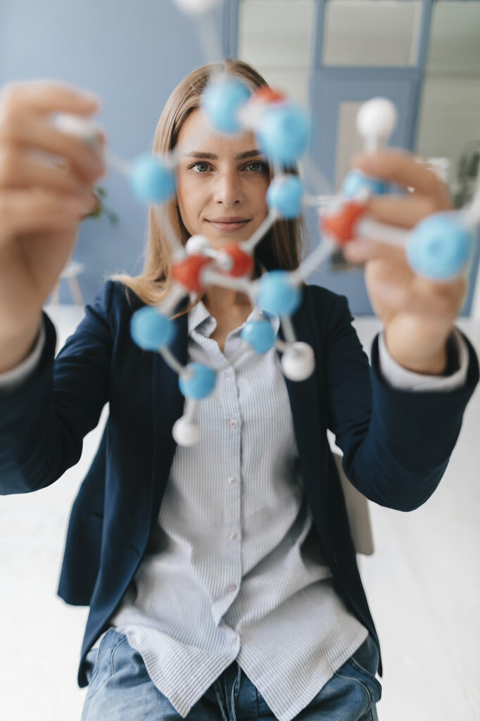 Stockfoto, lizenzfrei,vertikale Bilder, Stories, Storytelling, mobile-first, Wissenschaftlerin studiert Molekülmodell