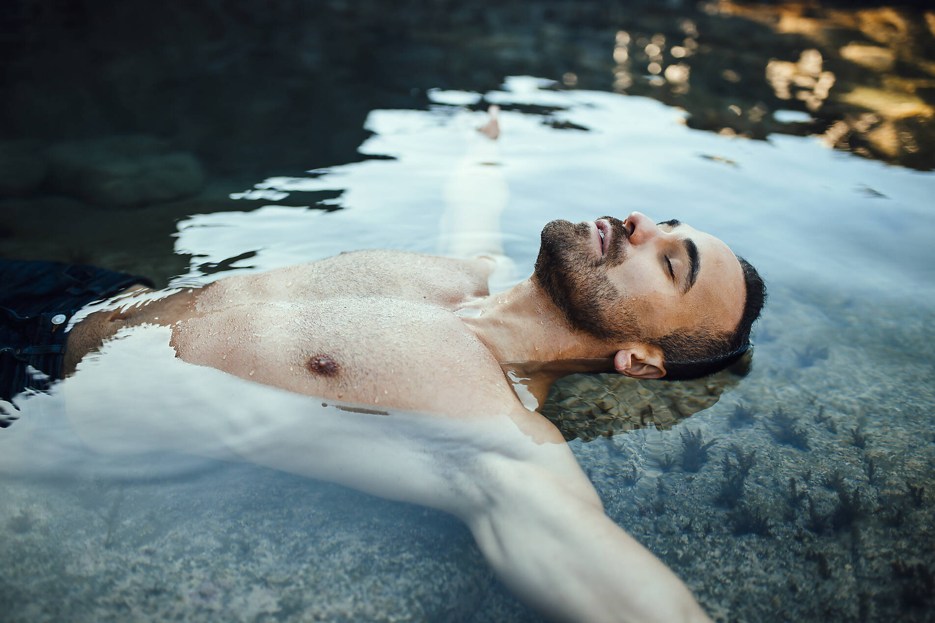 Stockfoto, lizenzfrei, Mann mit geschlossenen Augen auf dem Wasser liegend im Urlaub