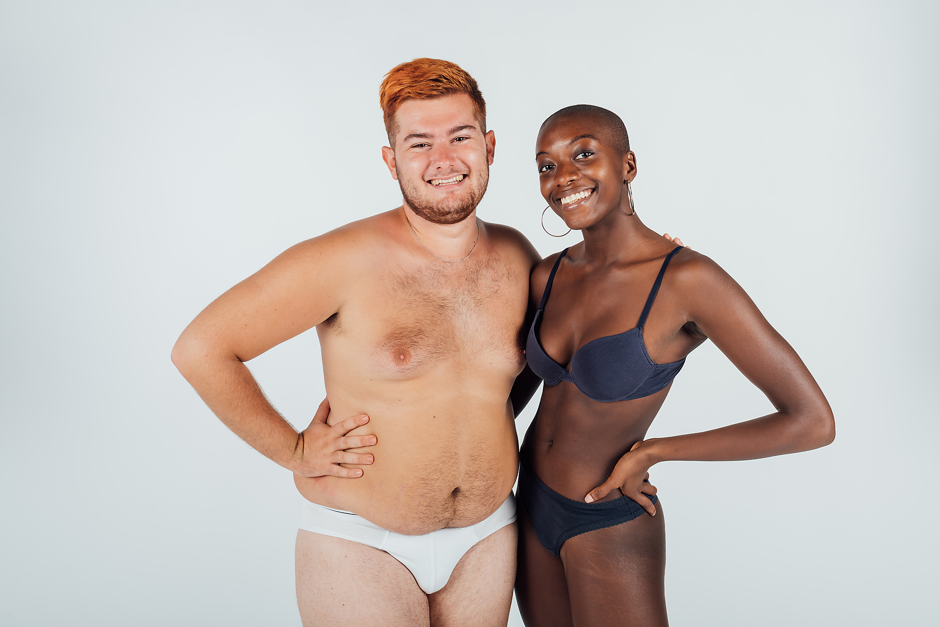 stockfoto, lizenzfrei, body positivity, Selbstbewusstes junges Paar, in Unterwäsche