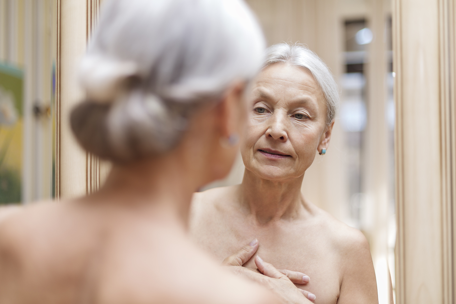 Stockfoto, lizenzfrei, Ältere Frau schaut ihr Spiegelbild an