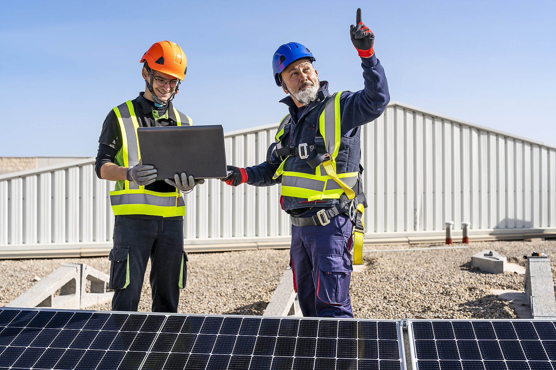 Stock photo, royalty free, engineers with laptop inspect solar plant, technicians, energy transition, sustainable, climate neutral, climate positive, emission free, solar energy