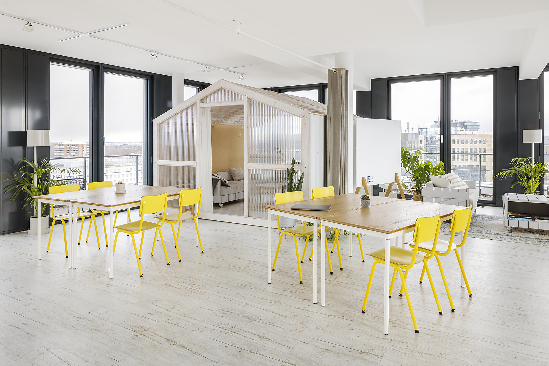 Stock-image, royalty-free, new work, Chairs arranged around desk in coworking office