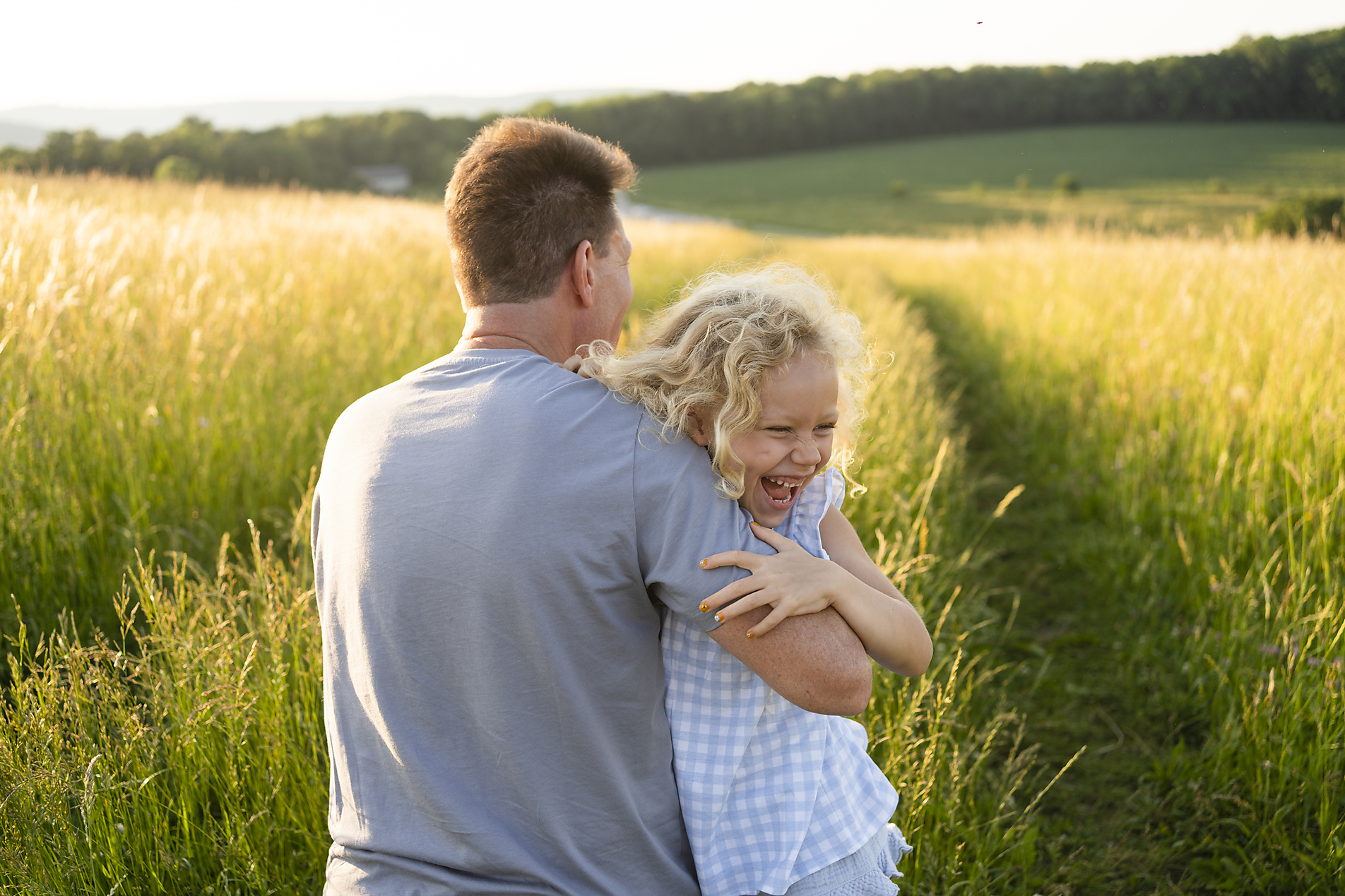 Stockfoto, lizenzfrei, Fröhliche Tochter genießt mit Vater auf dem Feld an einem sonnigen Tag, Svetlana Karner