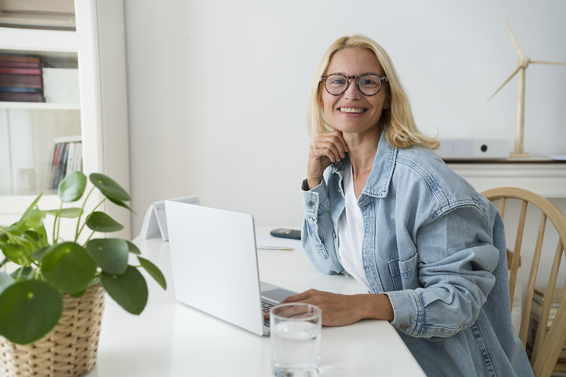 Stockfoto, lizenzfrei, Lächelnder Freiberufler mit Brille am Schreibtisch im Heimbüro, Svetlana Karner