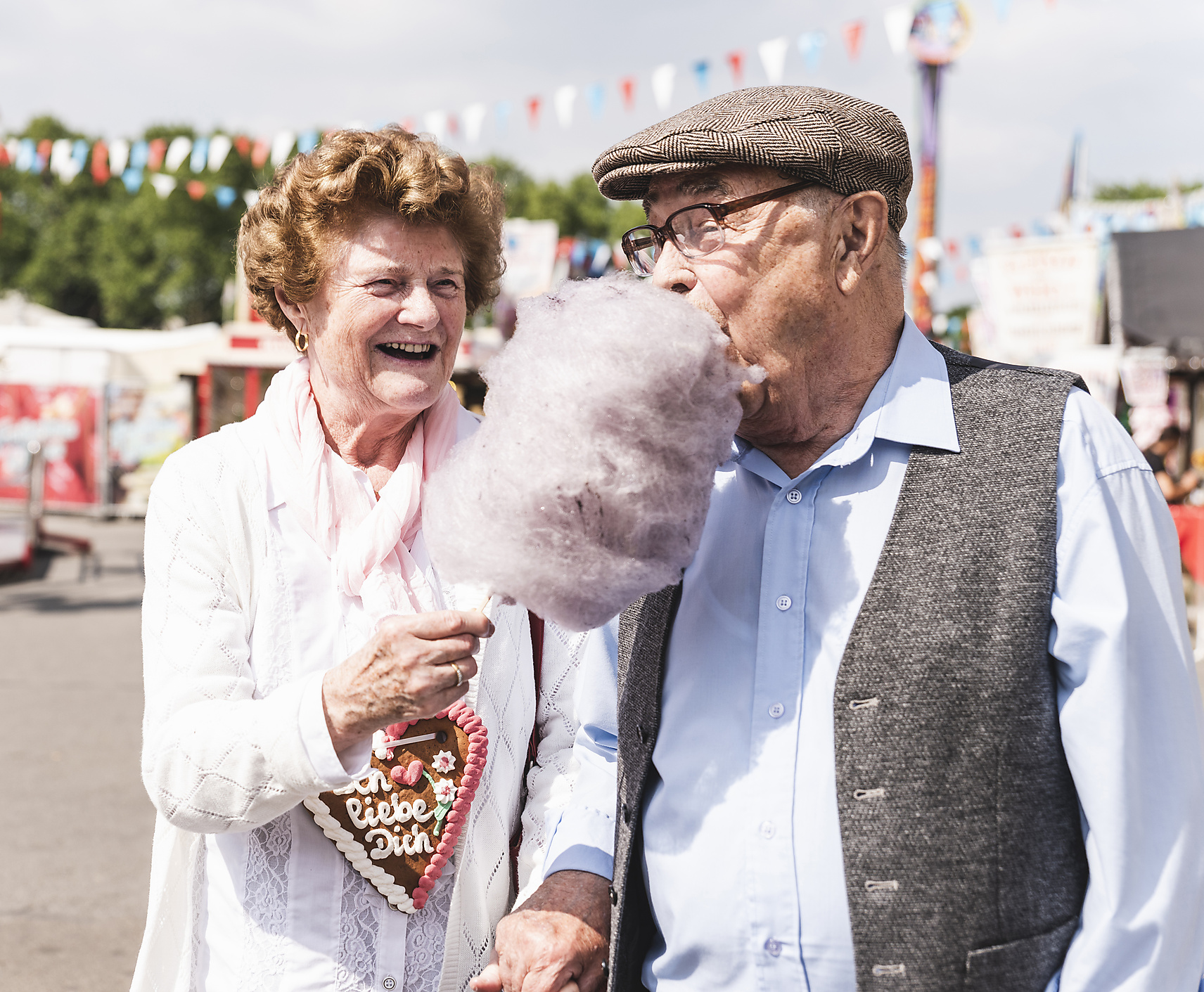 Stockfoto, lizenzfrei, Älteres Ehepaar auf Kirmes genießt Zuckerwatte, Uwe Umstätter