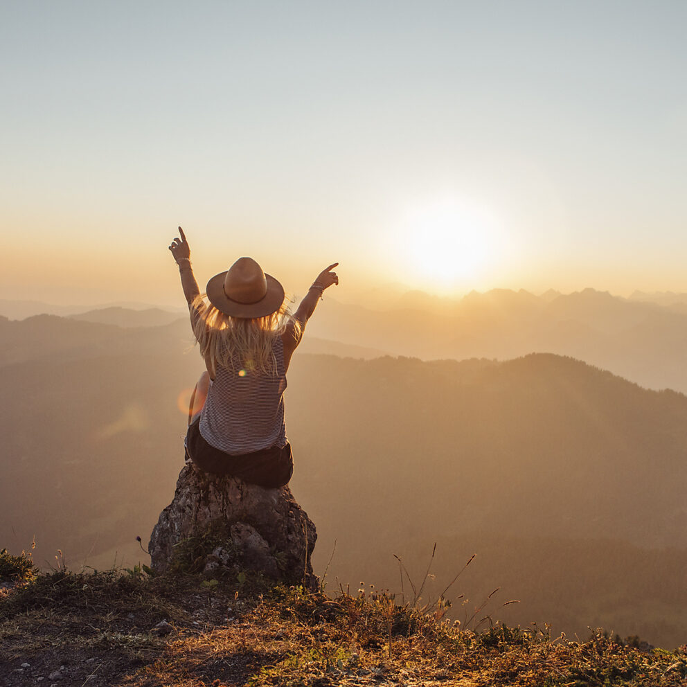 Stockfoto, lizenzfrei, Letizia Hässig, Schweiz, Große Mythen, junge Frau beim Wandern auf einem Felsen sitzend bei Sonnenaufgang