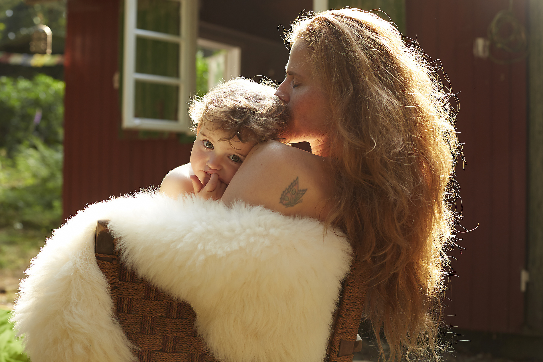 stock image, royalty-free, Mother and little daughter cuddling outside holiday home, westend61, katharina mikhrin