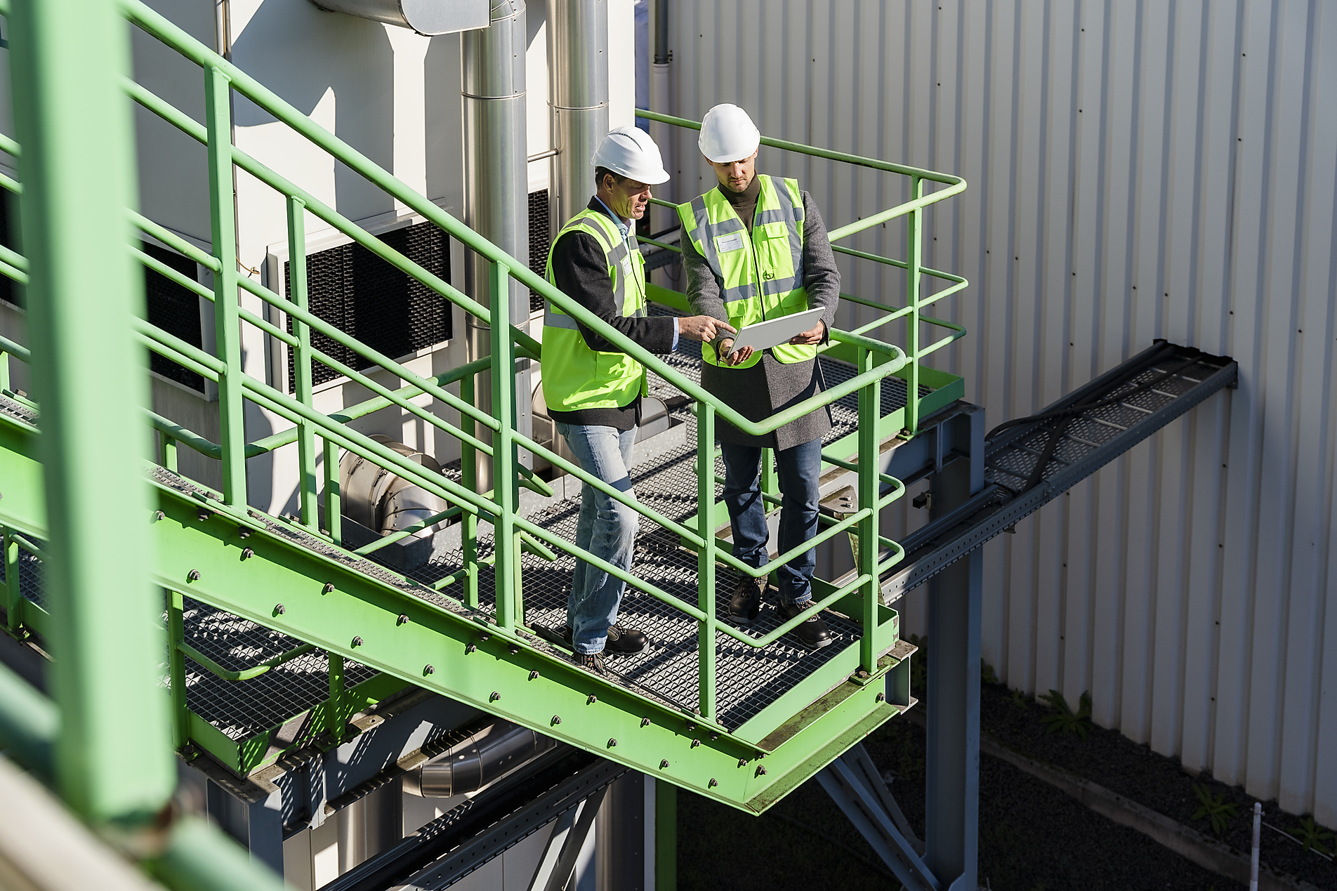stock image, royalty-free, westend61, Engineers discussing over tablet PC on sunny day at recycling plant, Pyrum Innovations, sustainability, Recycling, Daniel Ingold