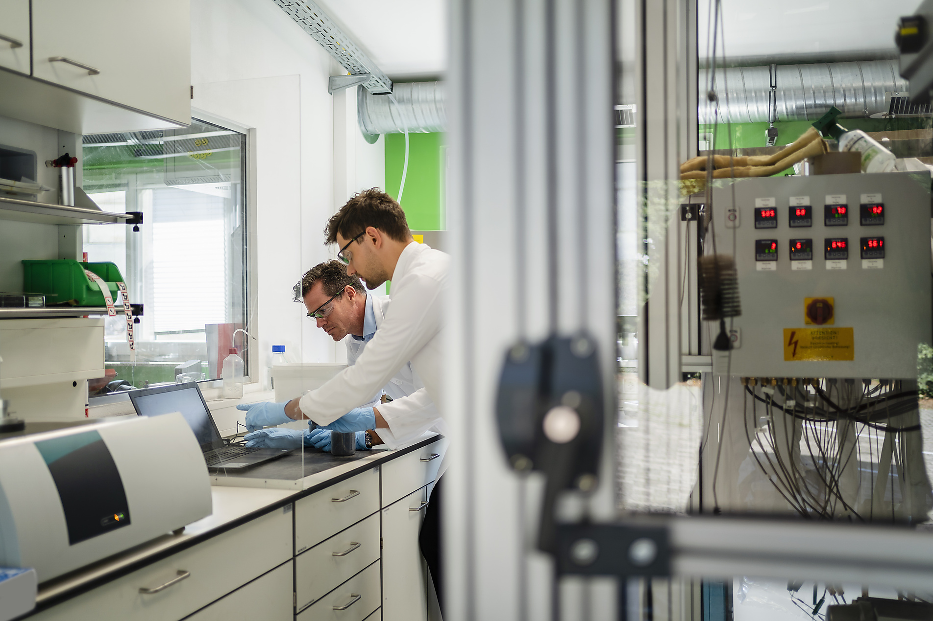 stock image, royalty-free, Scientists discussing over laptop in laboratory, Westend61, Pyrum Innovations, Recycling, Sustainability, eco-friendly, Industry, Daniel Ingold,
