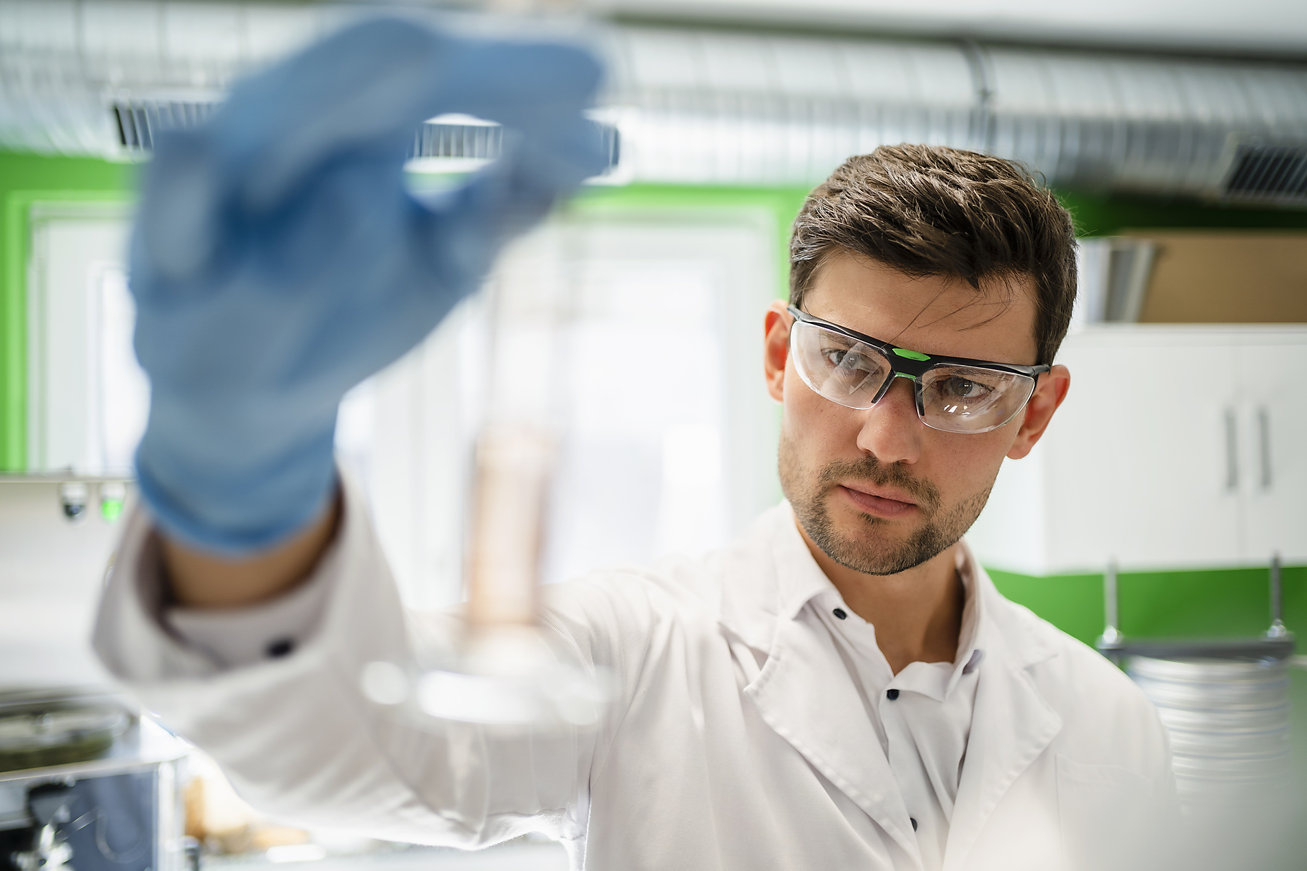 stock image, royalty-free, Westend61, Pyrum Innovations, Recycling, Sustainability, eco-friendly, Industry, Daniel Ingold, Scientist examining test tube in laboratory