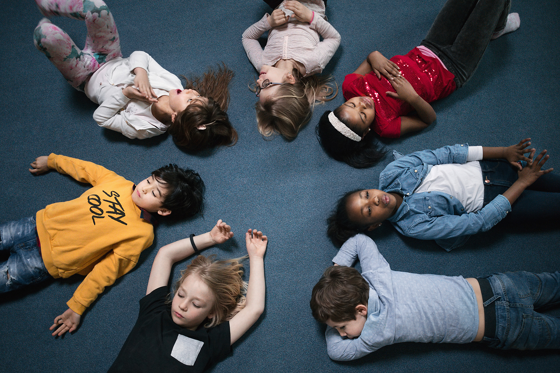 Gruppe von Kindern liegt auf dem Boden, Stockfoto, lizenzfrei, Maskot Images, Bildung, Zukunft, Westend61
