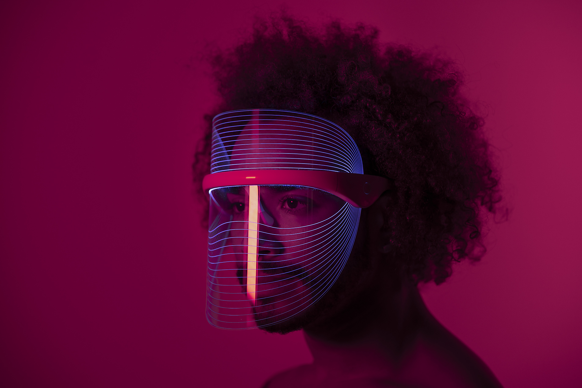 Stockfoto, lizenzfrei, Viva Magenta, Pantone Farbe 2023, junger Mann mit futuristischer Maske vor Hintergrund in der Farbe Magenta, Sergio Nievas, Westend61
