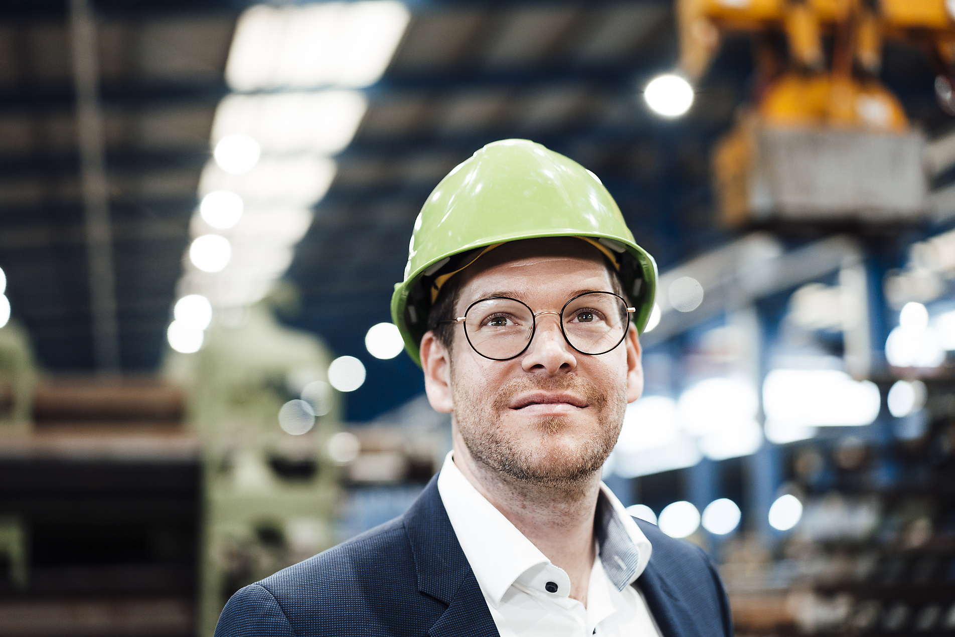 Male engineer with hard hat and glasses in industry, energy transition, responsibility, action optimism, industry, transparency, stock photo, royalty free, Westend61, visual trends