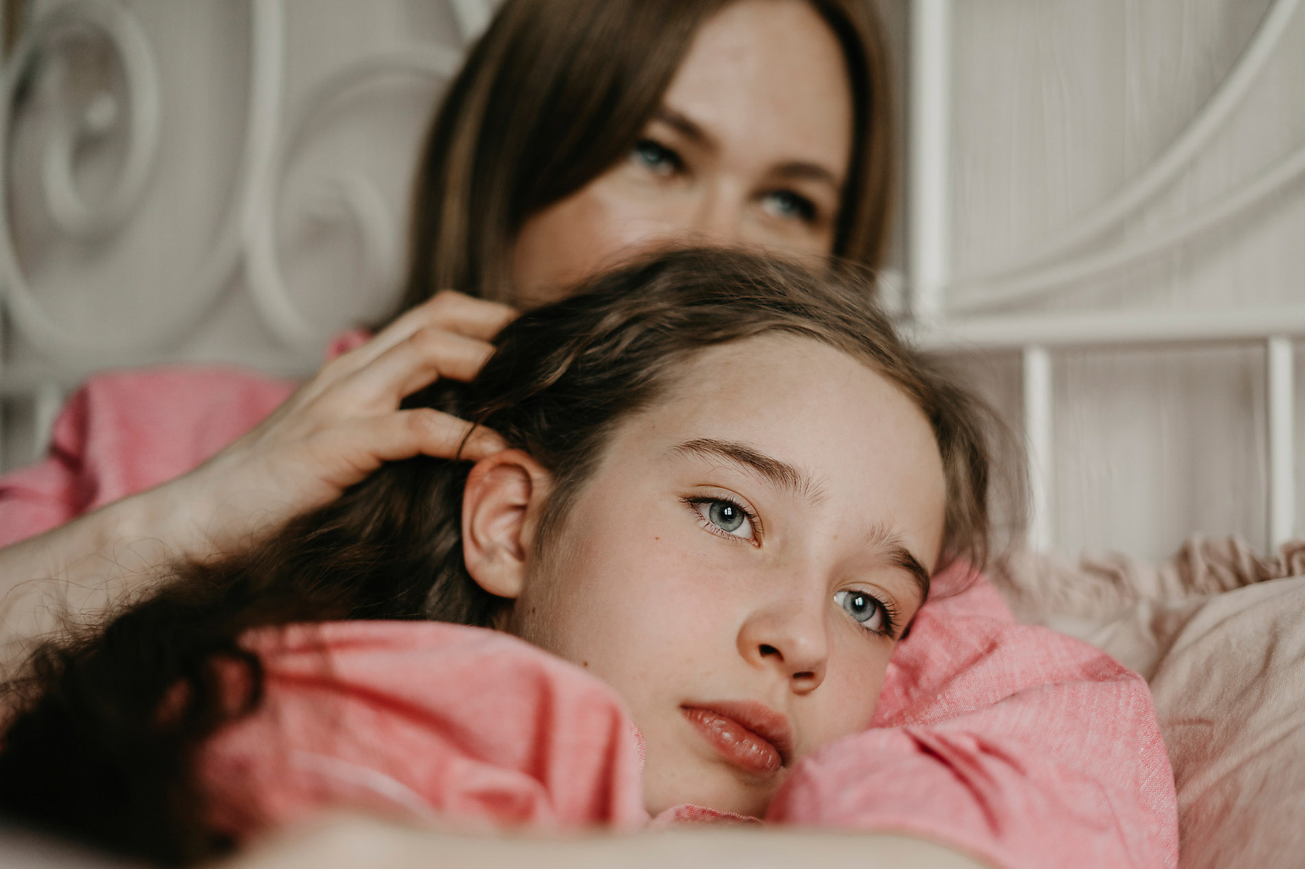 pensive girl with sad look is put off and emotionally supported by mother at home in bed, stock photo, royalty free, resilience, each other, we-culture, family, social environment, caring, emotional support, westend61, Evgenia Sunegina