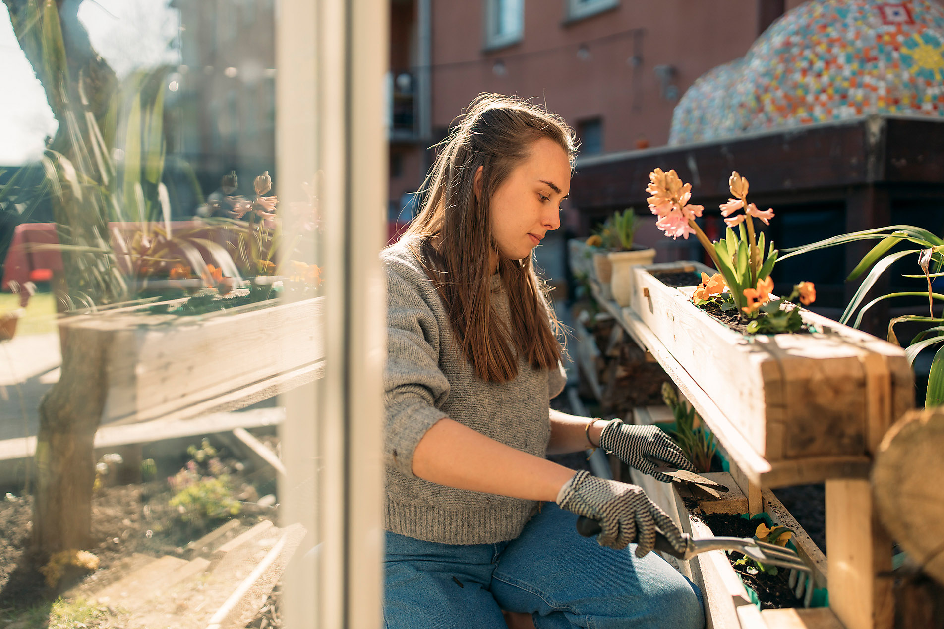 Young woman working in garden in sunshine, Spring, season, spring, spring awakening, spring cleaning, nature, blossom, sunshine, change, new beginning, stock photo, royalty-free, Westend61