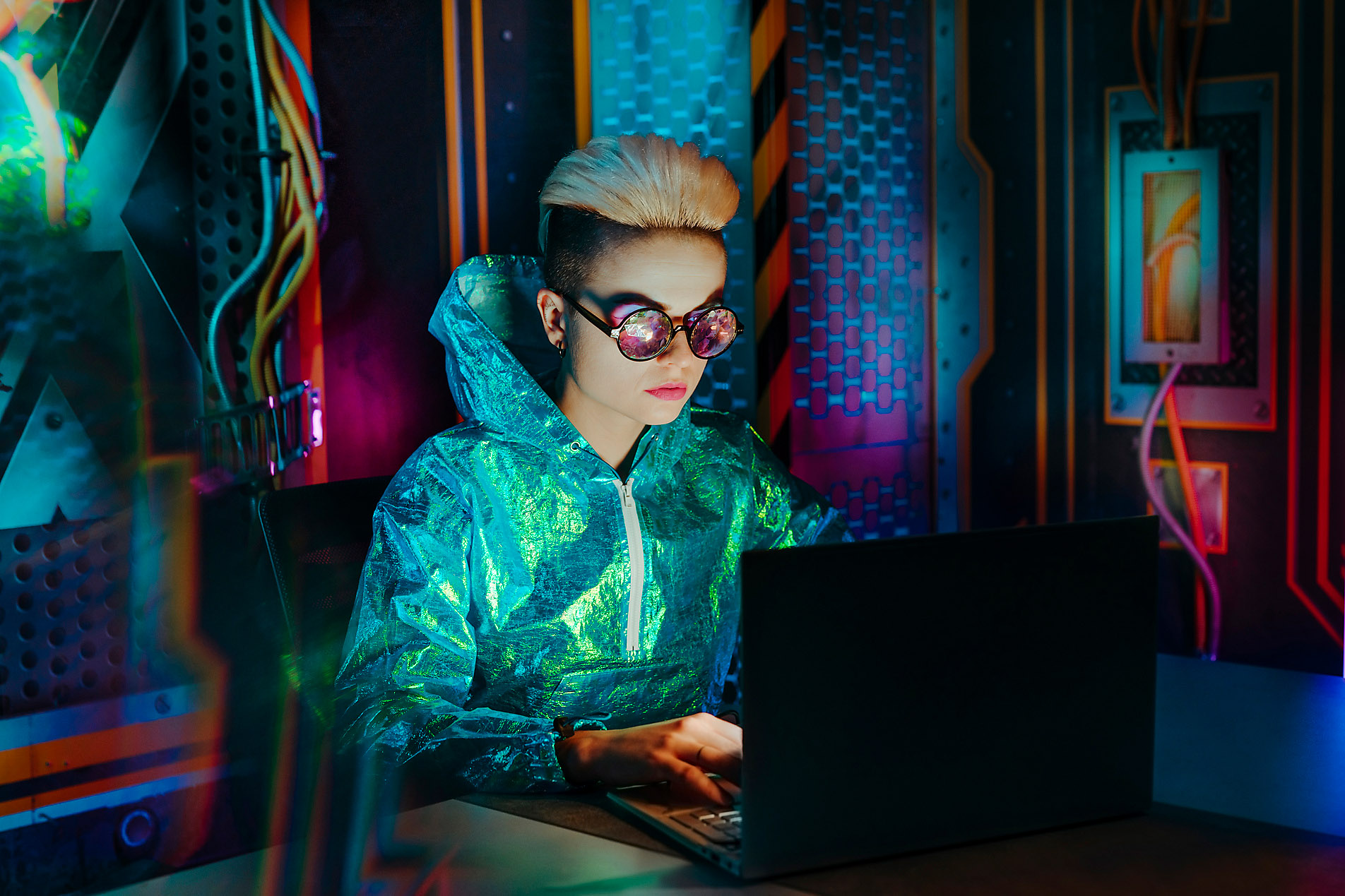 Stockfoto, lizenzfrei, echte Bilder, Gamer mit Brille spielt Videospiele am Laptop am Schreibtisch, lebendige Bilder, Farben, VISTA Kollektion
