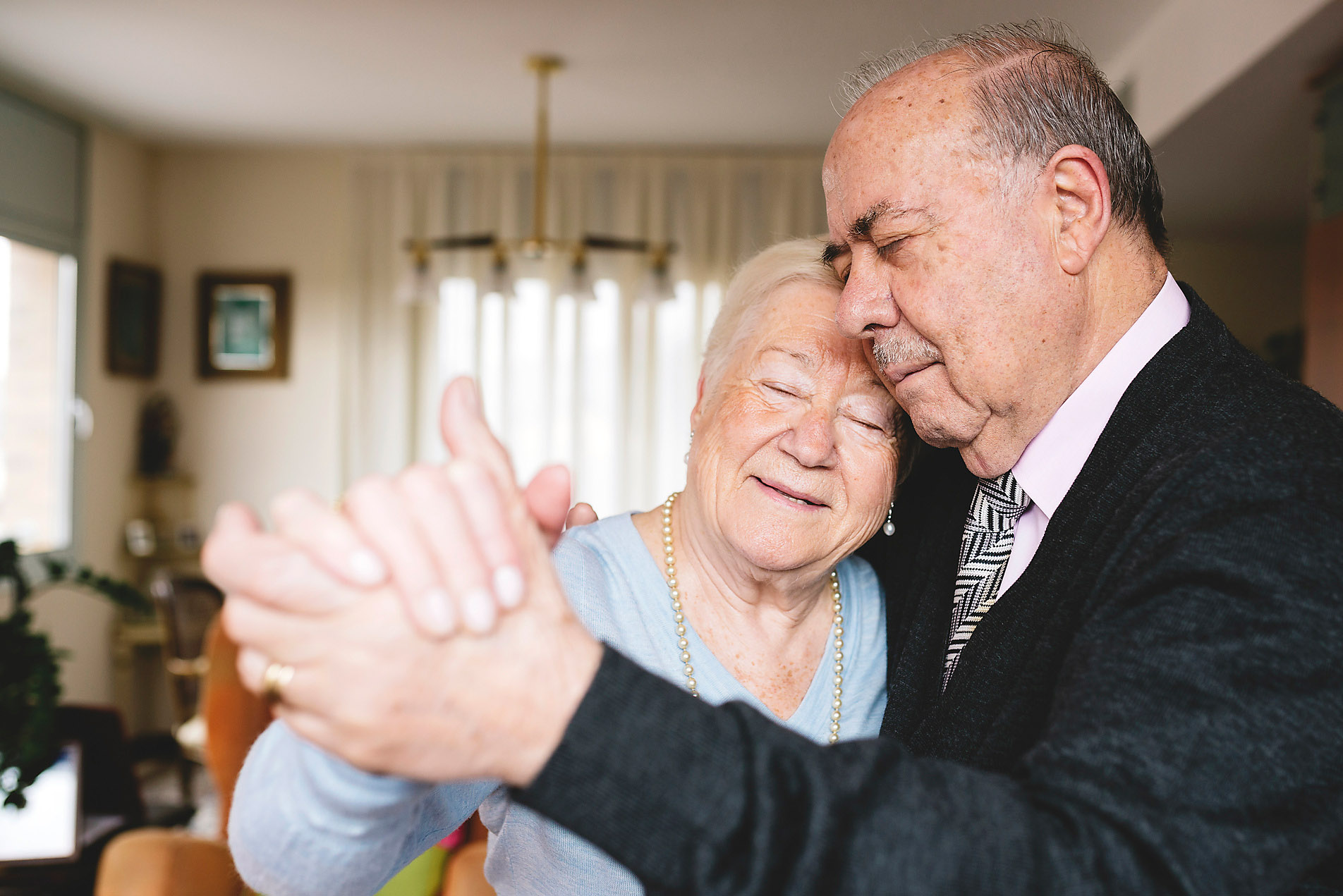 elderly couple dancing in their living room at home, silver ager, best ager, digit ager, target audience, westend61, love, senior love story