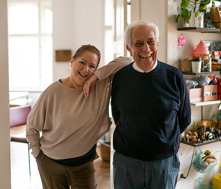 Stockfoto, lizenzfrei, Senioren, lovestory, Liebe im Alter, Porträt eines glücklichen älteren Paares im Kinderzimmer stehend