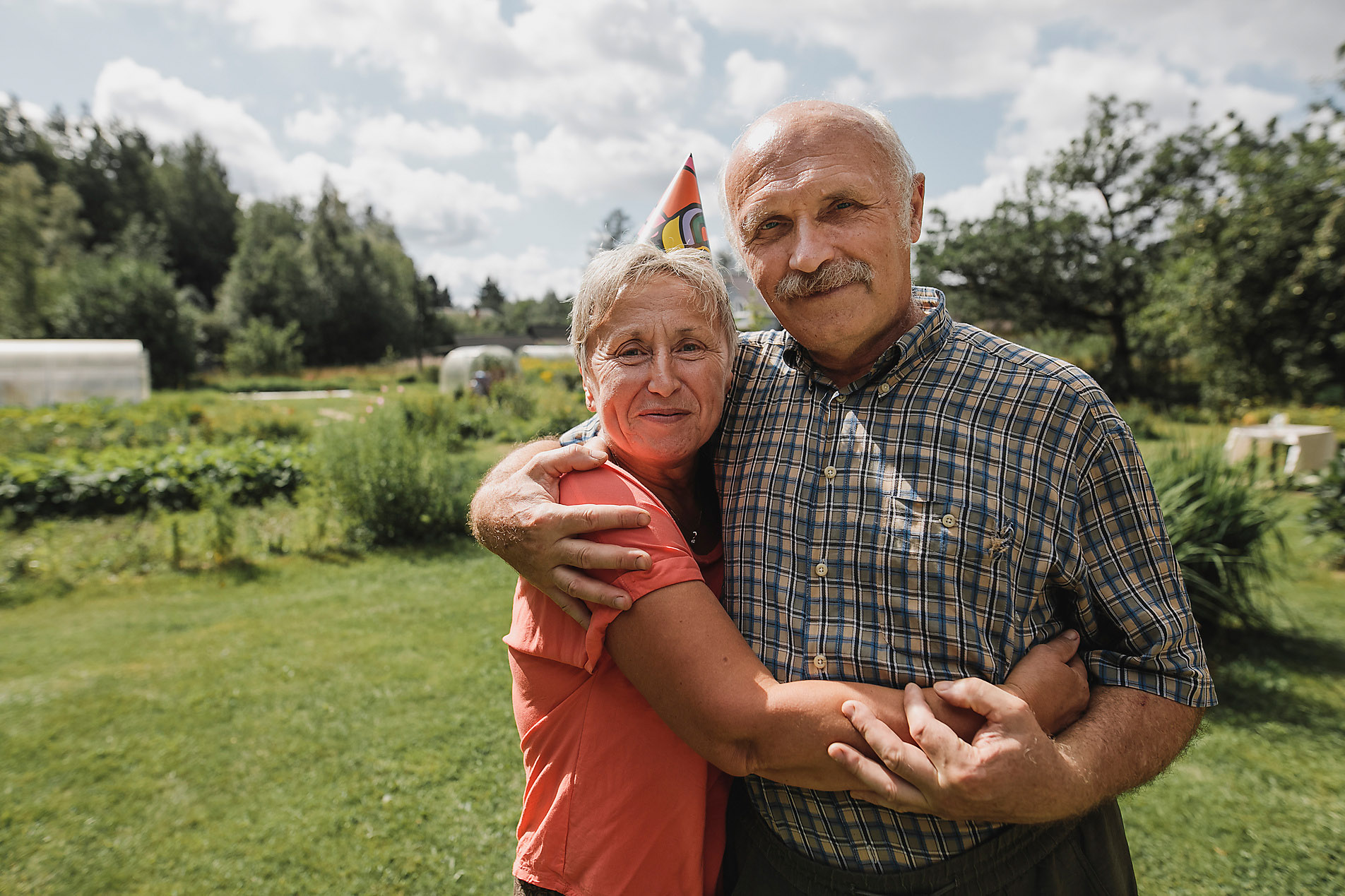 Portrait of senior couple embracing each other in the garden, Katharina Mikhrin, stock photo, royalty-free, senior lovestory, elderly people in love, silver ager, best ager, target audience