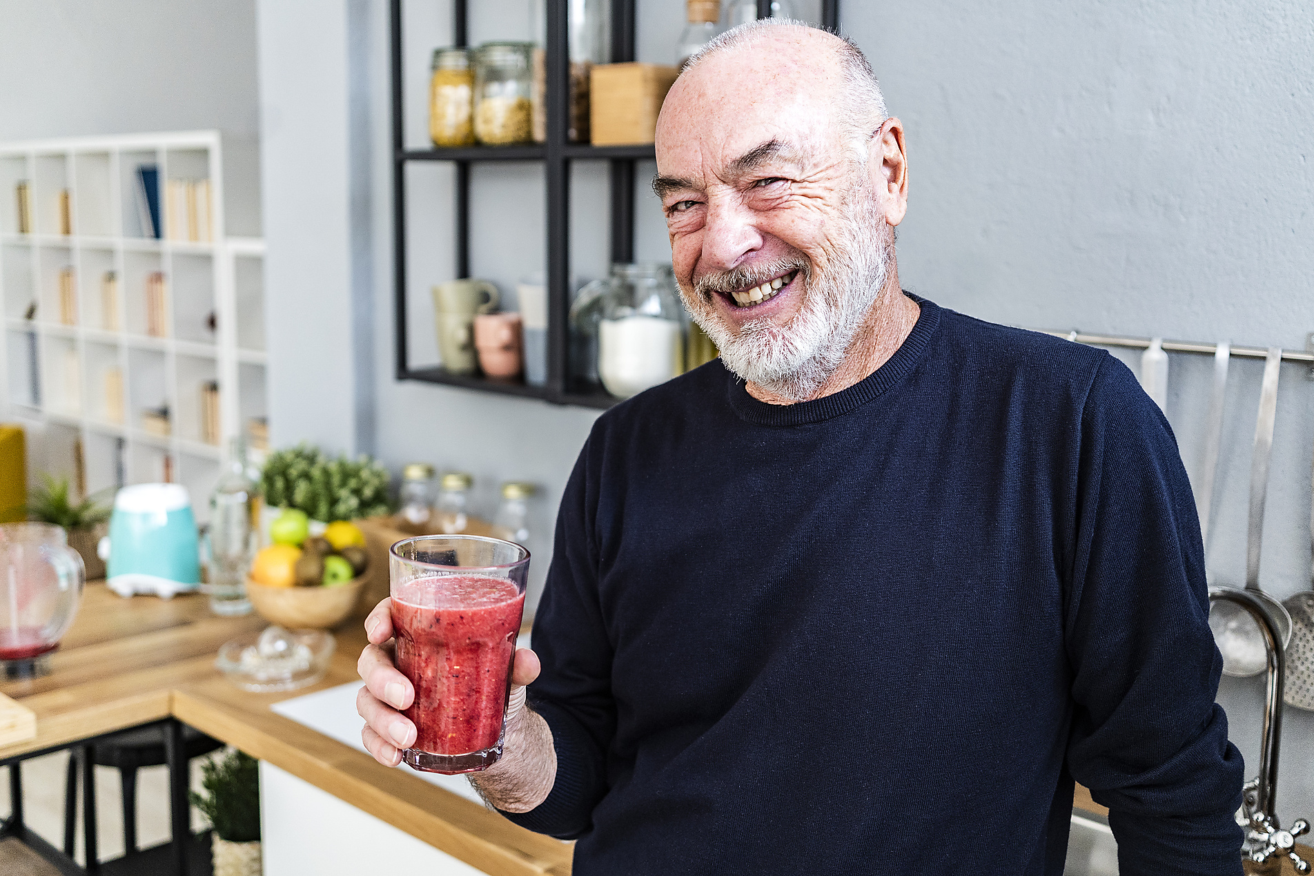 Stockfoto, Royalty Free, Happy senior man holding smoothie glass at home