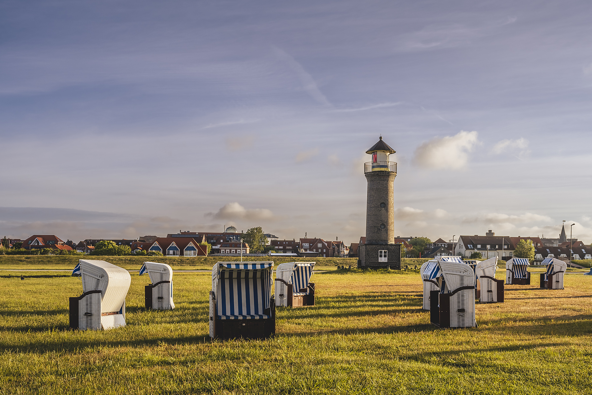 Stockphoto, Royalty Free Stockimage, Germany, Lower Saxony, Juist, Hooded beach chairs in front of Memmertfeuer lighthouse