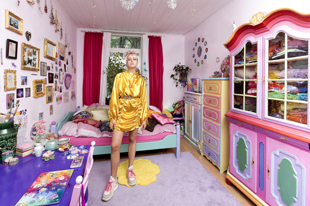 Schöne Frau trägt gelbes Kleid in auffälligen Schlafzimmer zu Hause Lizenzfreies Stockfoto Schöne Frau trägt gelbes Kleid in auffälligen Schlafzimmer zu Hause
Lizenzfreies Stockfoto