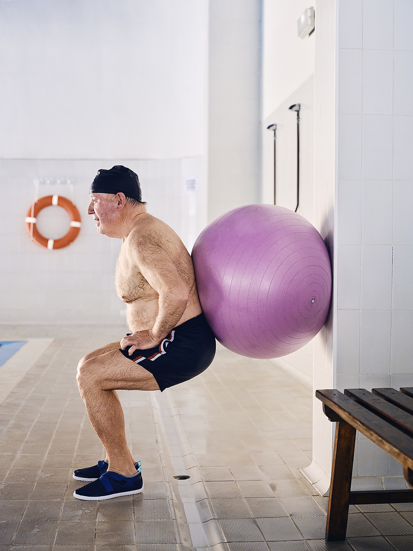 Seitenansicht eines männlichen Schwimmers mittleren Alters, der während des Aerobic-Trainings im Schwimmbad Hockübungen mit einem Fit-Ball macht
Lizenzfreies Stockfoto