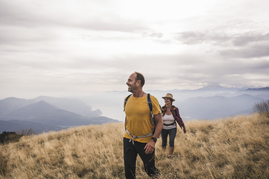 Glücklicher reifer Mann und Frau wandern auf Berg unter bewölktem Himmel
Lizenzfreies Stockfoto