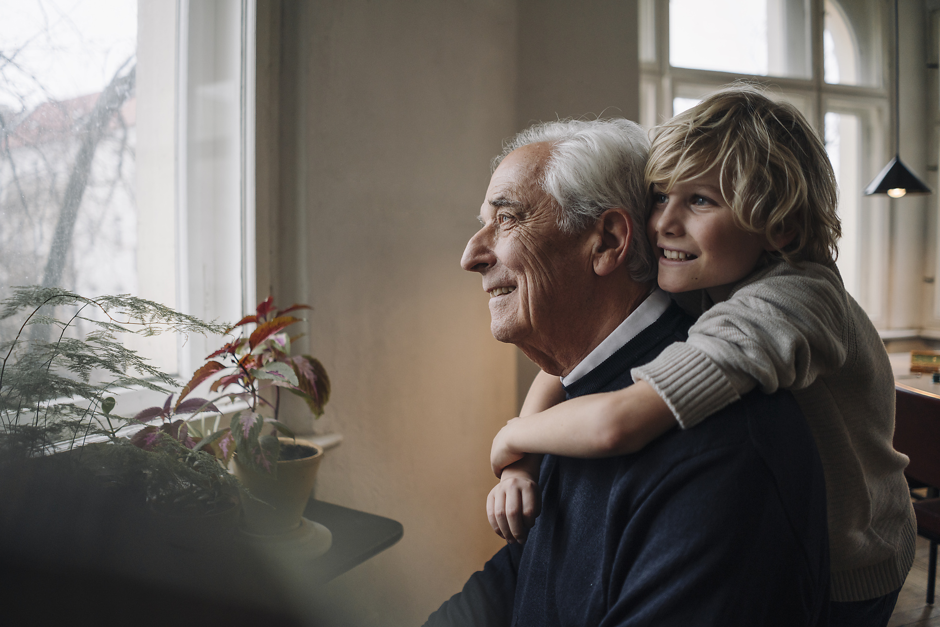 Glücklicher Enkel umarmt Großvater zu Hause Lizenzfreies Stockfoto Glücklicher Enkel umarmt Großvater zu Hause
Lizenzfreies Stockfoto
