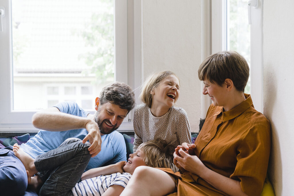 Glückliche Familie, die gemeinsam zu Hause sitzt Lizenzfreies Stockfoto Glückliche Familie, die gemeinsam zu Hause sitzt
Lizenzfreies Stockfoto