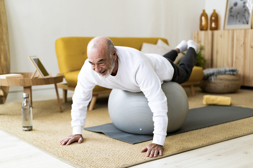Aktiver älterer Mann, der zu Hause auf einem Fitnessball trainiert Lizenzfreies Stockfoto Aktiver älterer Mann, der zu Hause auf einem Fitnessball trainiert
Lizenzfreies Stockfoto