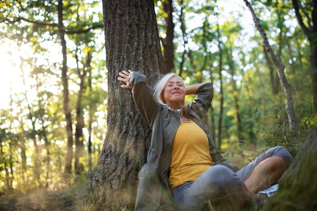 Ein Porträt einer älteren Frau, die sich entspannt und mit geschlossenen Augen im Freien im Wald sitzt. Lizenzfreies Stockfoto Ein Porträt einer älteren Frau, die sich entspannt und mit geschlossenen Augen im Freien im Wald sitzt.
Lizenzfreies Stockfoto