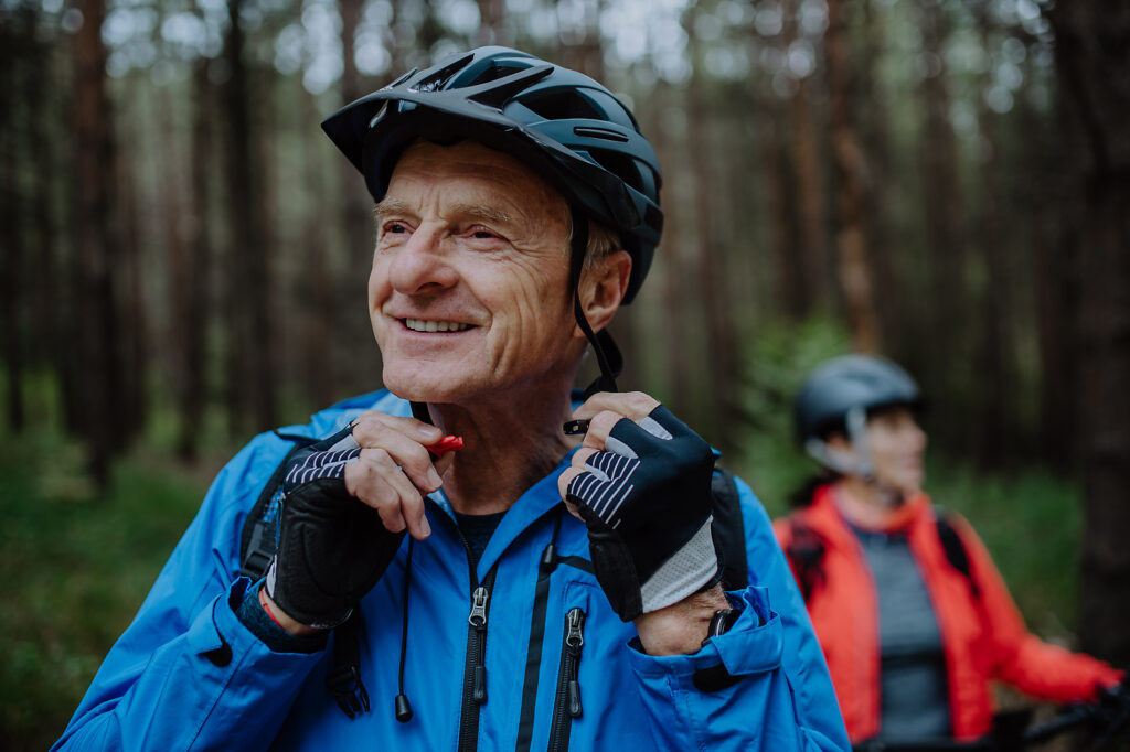 Ein älteres Paar Radfahrer setzen auf Fahrradhelm im Freien im Wald im Herbst Tag. Lizenzfreies Stockfoto Ein älteres Paar Radfahrer setzen auf Fahrradhelm im Freien im Wald im Herbst Tag.
Lizenzfreies Stockfoto