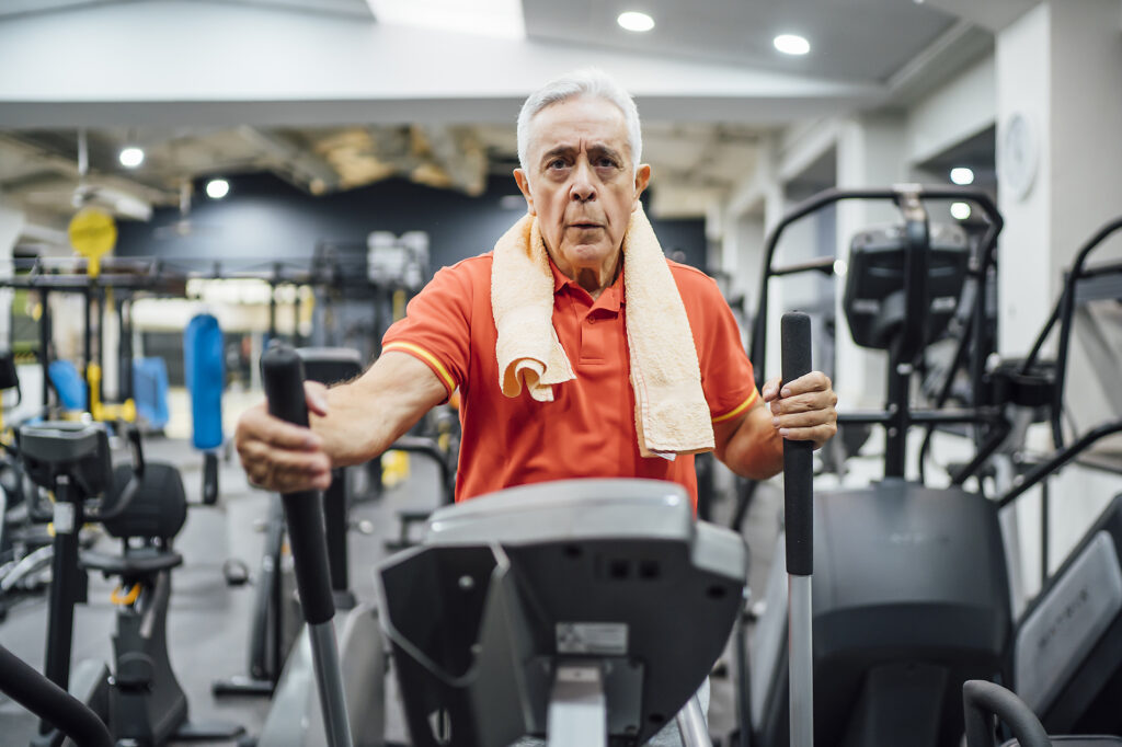 Älterer Mann beim Üben auf dem Stepper im Fitnessstudio Lizenzfreies Stockfoto Älterer Mann beim Üben auf dem Stepper im Fitnessstudio
Lizenzfreies Stockfoto